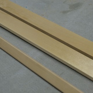 Flera golvlister av lackad björk